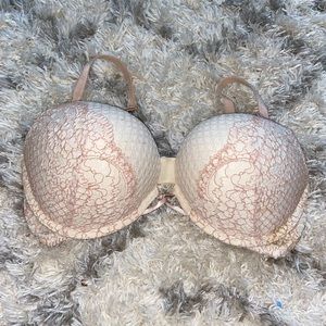 Victoria’s Secret bombshell plunge bra
